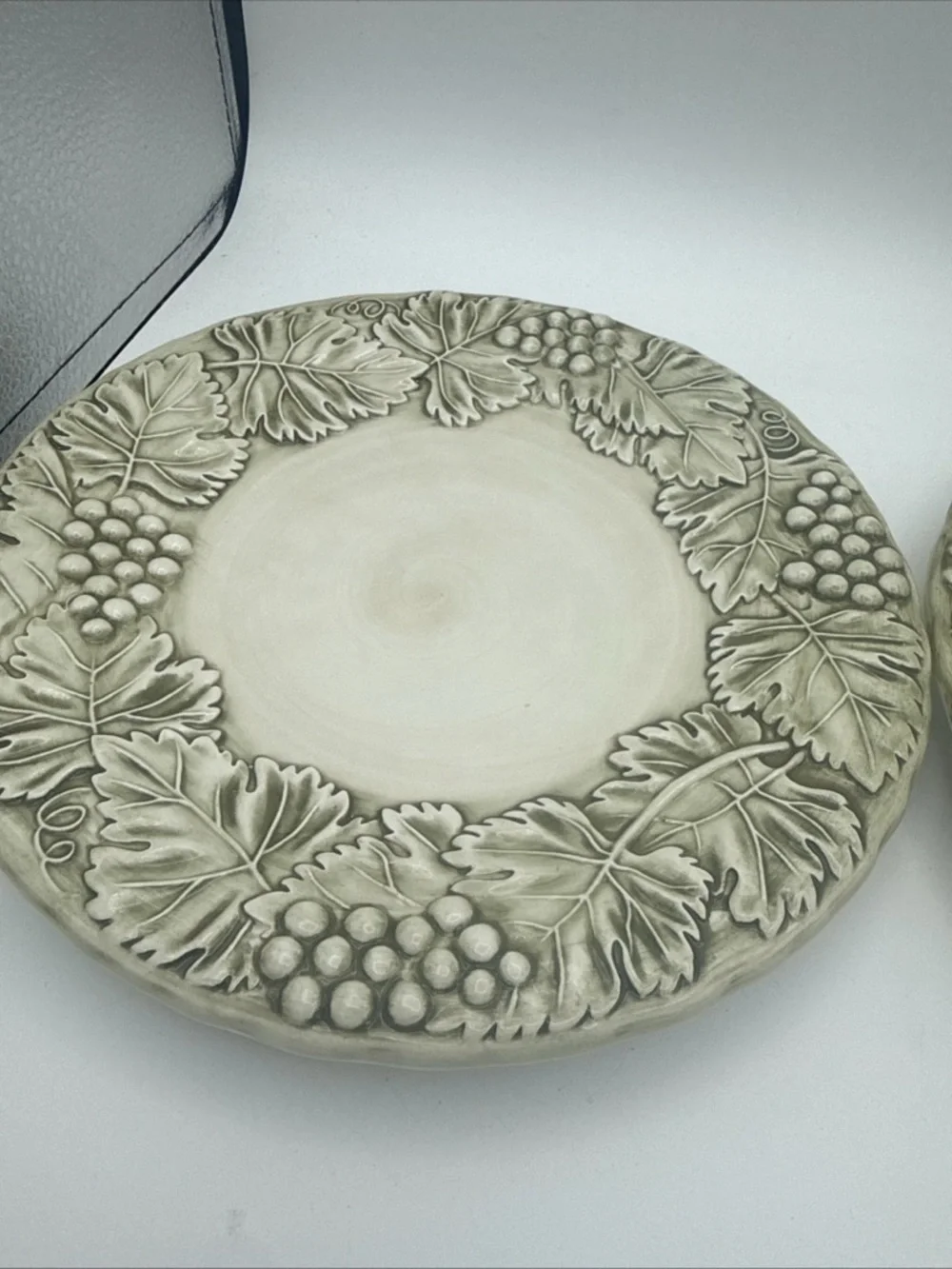 2 VTG Williams Sonoma Napa Sage Raised Grape Leave Design Salad Plates Italy
